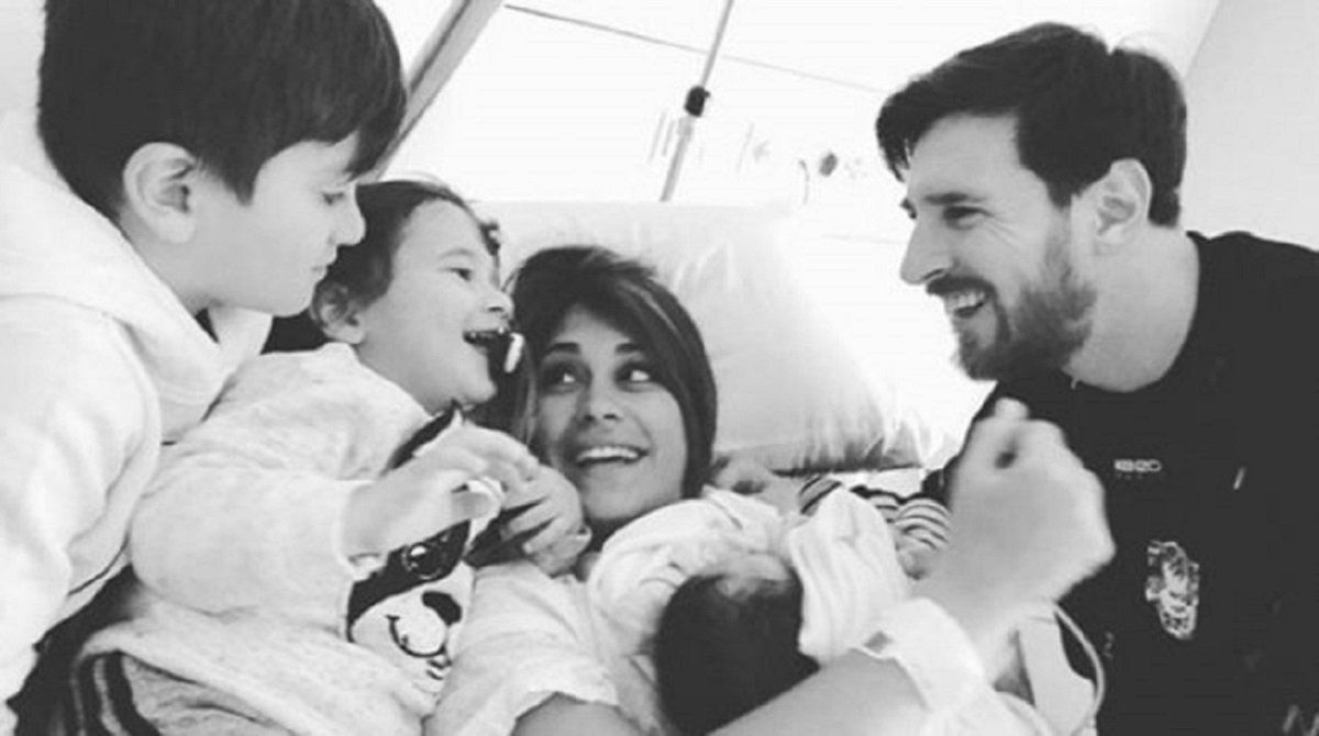 Mirá la postal de Messi y Anto con su bebé recién nacido y sus hermanitos