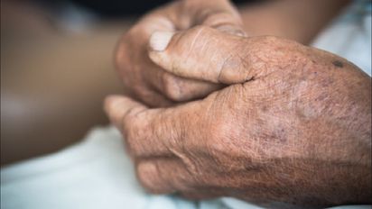 Abandonaron a una anciana de 84 años en una clínica