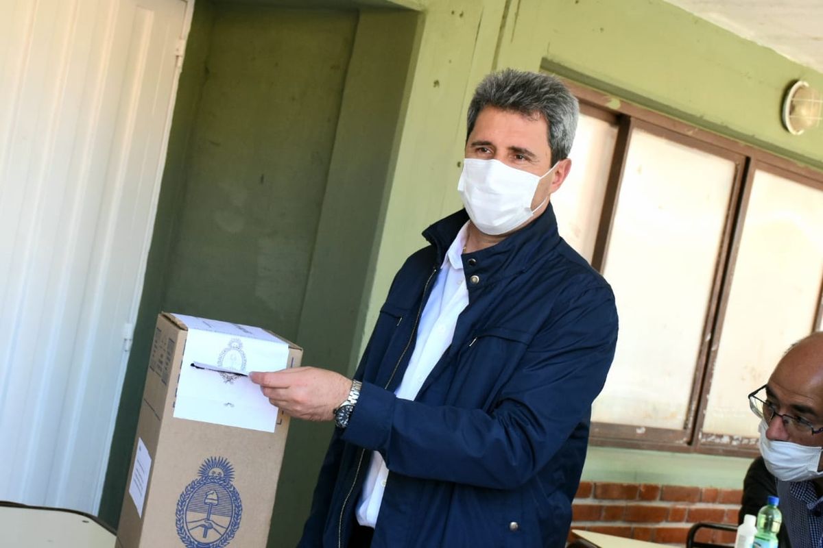 Uñac, votando en las PASO: La mejor manera de festejar es hacerlo en casa