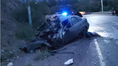 Violento accidente entre un auto y un colectivo: hay dos heridos graves