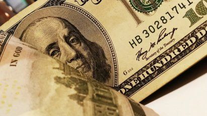 El dolar se mantiene en $100,37 y el blue bajó a $156