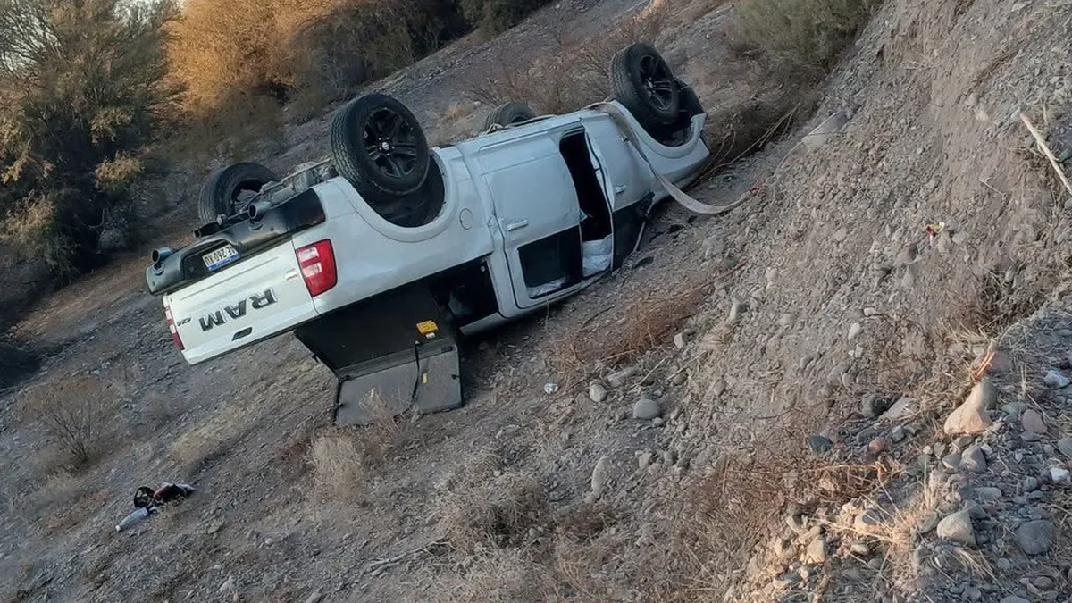 Perdió el control de una camioneta, volcó en Ullum y se salvó de milagro