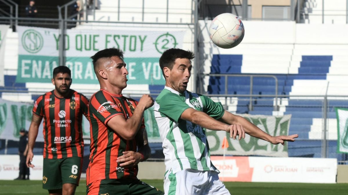 Desamparados goleó a Círculo Deportivo Otamendi y se ilusiona con escaparle al descenso. Fotos: Adrián Carrizo. 