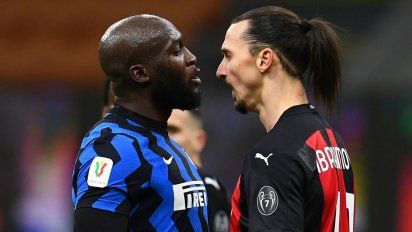 Lukaku e Ibrahimovic se cruzaron feo en el clásico de Italia. 