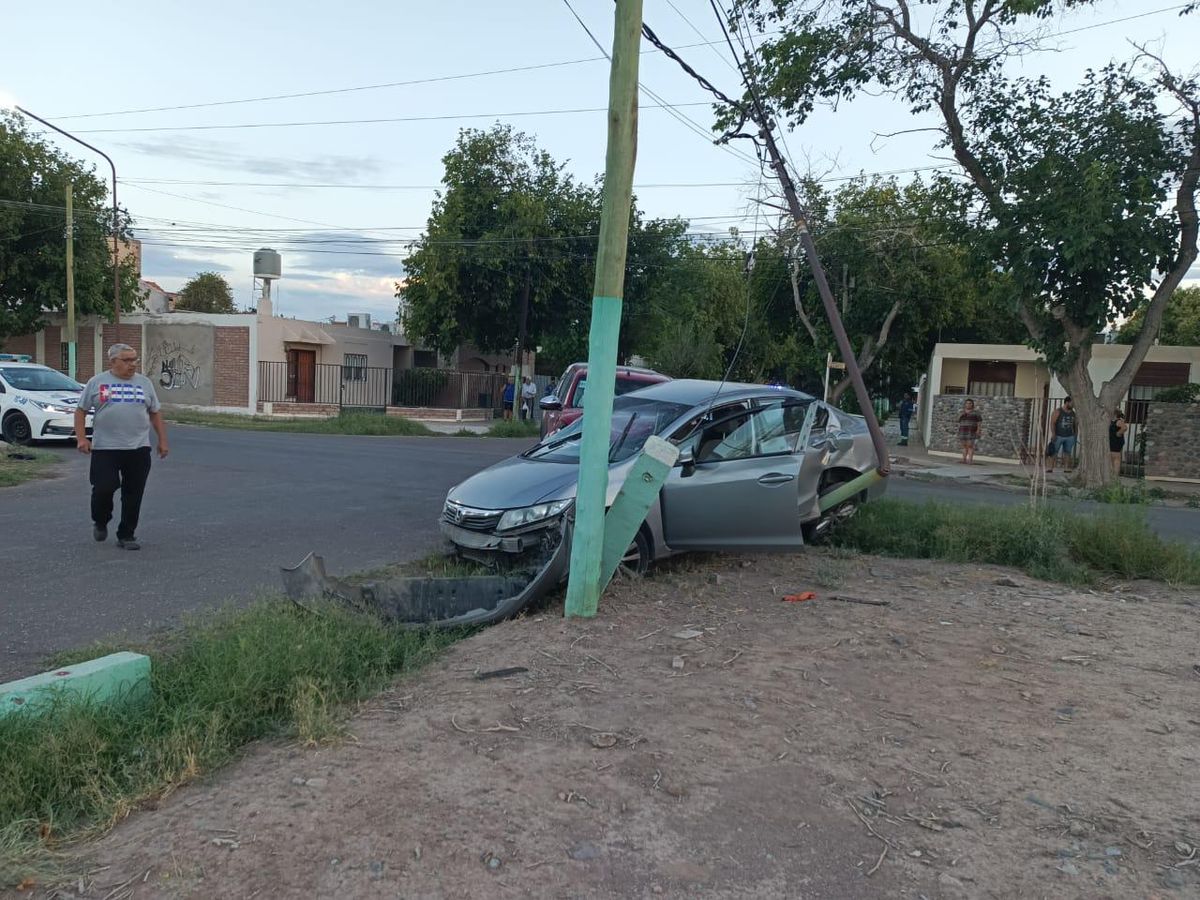 Un choque entre un auto y una camioneta dejó a un persona herida