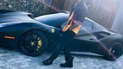 Maluma y su ferrari negra.
