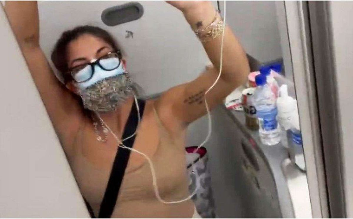 Una mujer se enteró de que tenía COVID-19 en pleno vuelo y se aisló cinco horas en el baño del avión