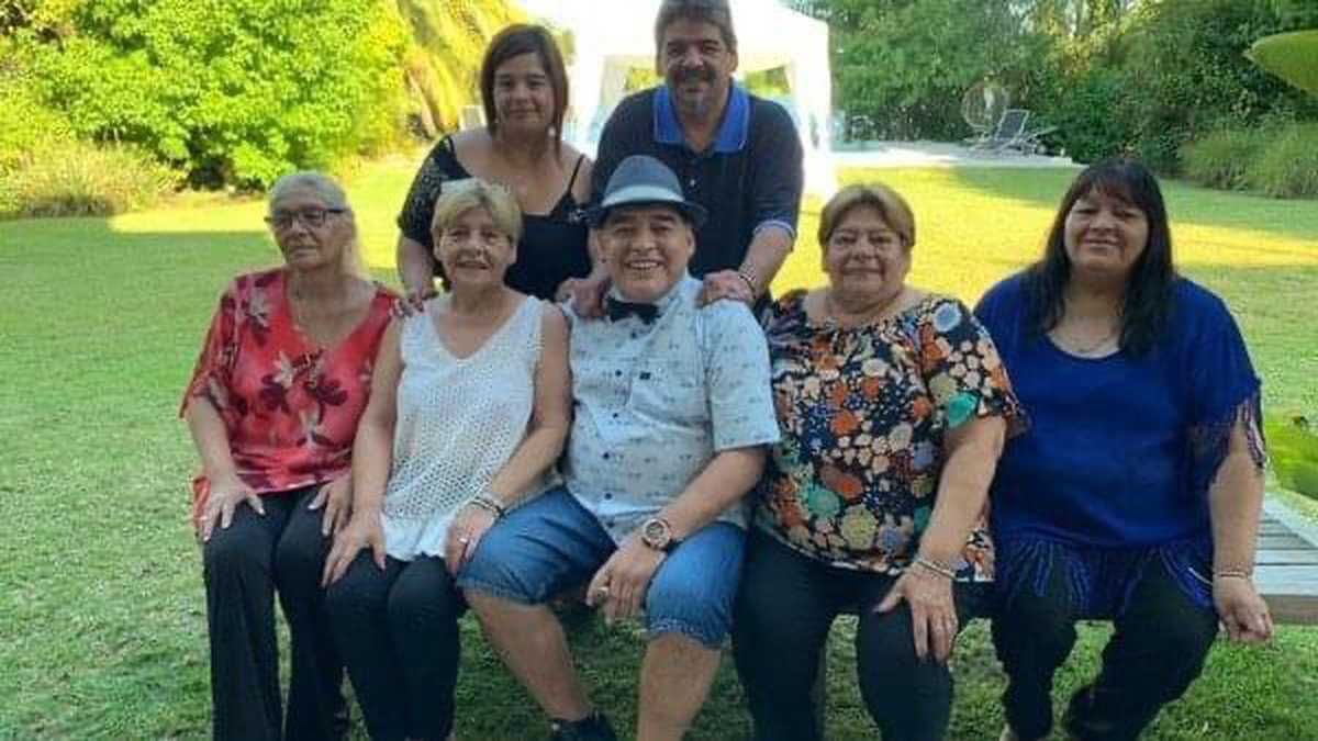 Diego Maradona y sus hermanas.