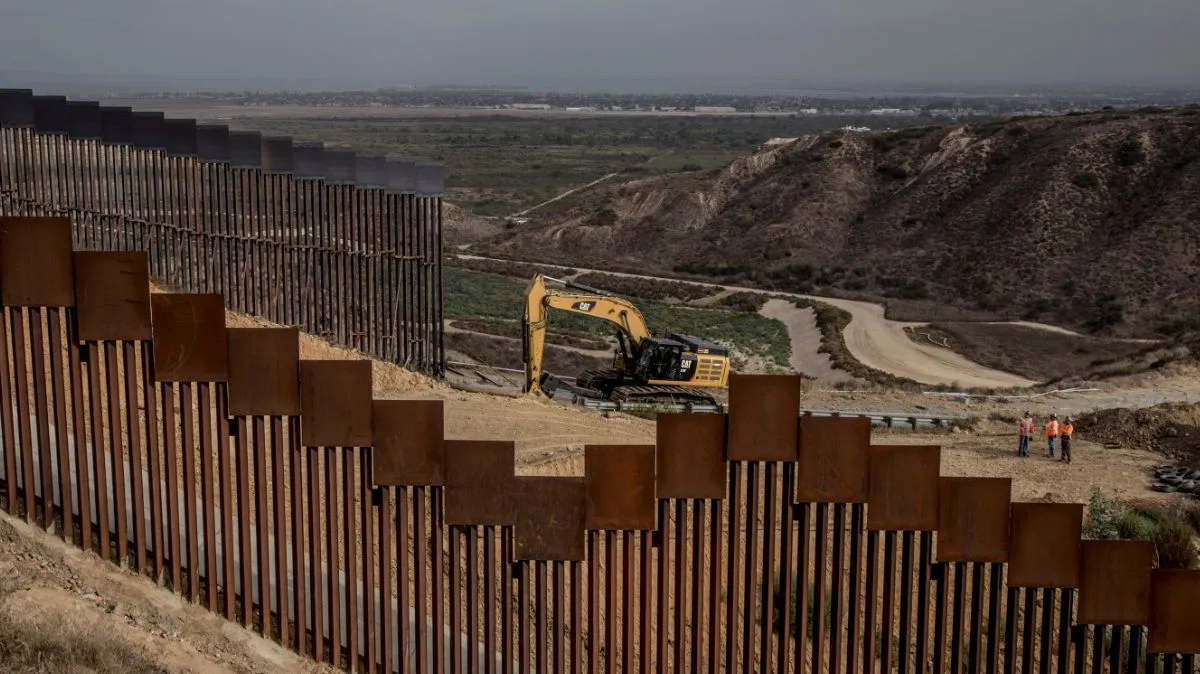 Texas comenzó a construir su propio muro en la frontera con México