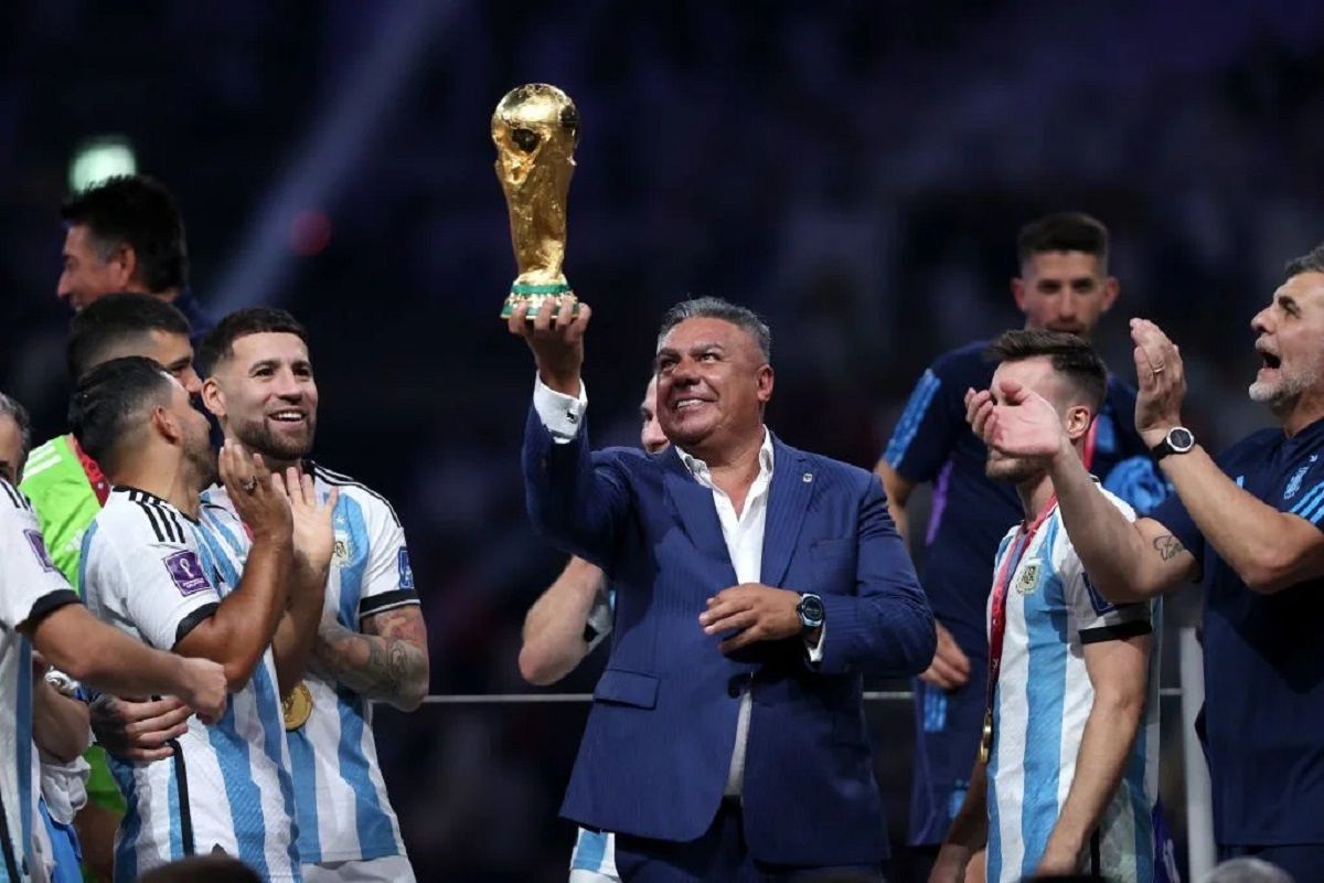 Claudio Chiqui Tapia levanta la Copa del Mundo en medio de los festejos por la victoria argentina ante Francia.
