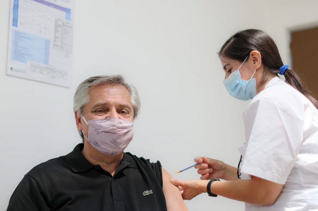 Alberto Fernández recibió el refuerzo de la vacuna contra el COVID