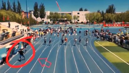 Un camarógrafo le ganó a los atletas durante una carrera.