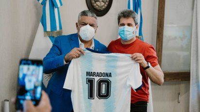 Chiqui Tapia visitó a Uñac en Casa de Gobierno y le dio la 10 de Maradona. 