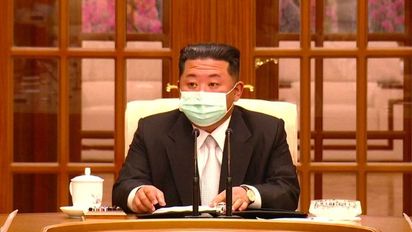Por primera vez desde el inicio de la pandemia en 2019, el dictador Kim de Corea del Norte dio un discurso con un barbijo colocado (Foto: Gentileza BBC).