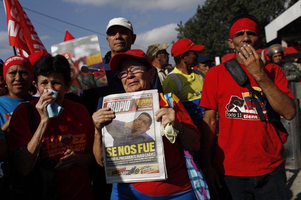 Una multitud conmocionada acompaña los restos de Hugo Chávez hacia la Academia Militar de Caracas