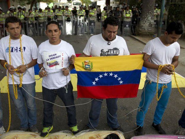 Estudiantes venezolanos se encadenan para pedir información sobre la salud de Chávez