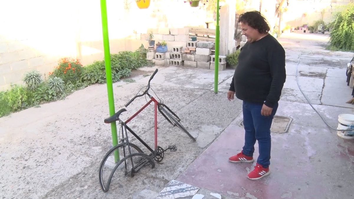 Fernando Díaz muestra el estado en el que quedó su bicicleta.