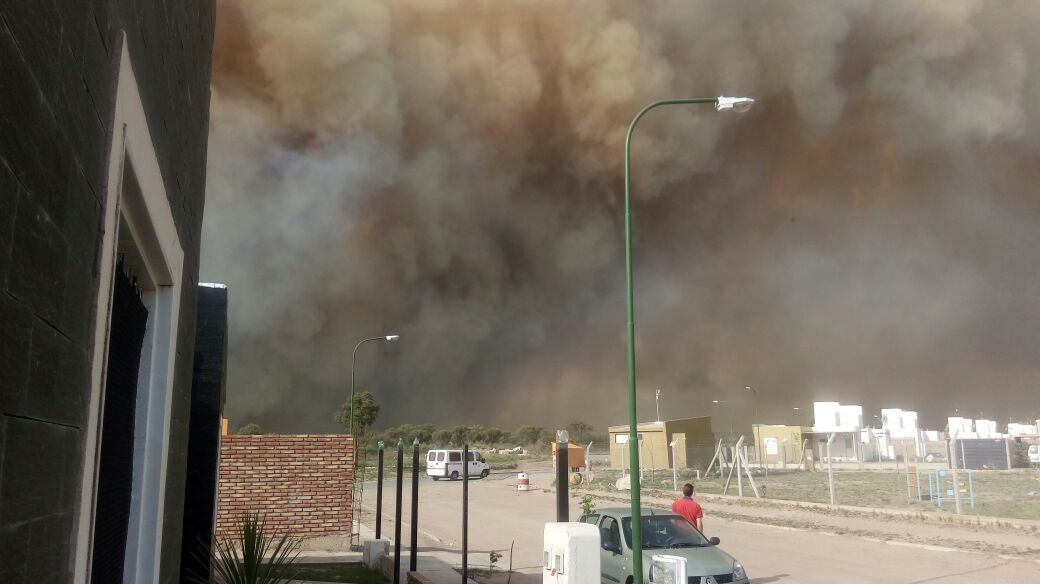 Combaten tres feroces incendios en San Luis: evacuaron familias en La Punta