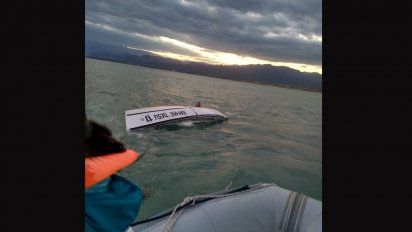 Rescataron a dos tripulantes de un velero en el dique de Ullum