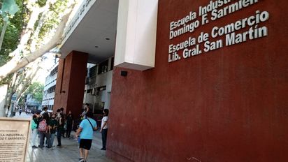 Un hombre se desplomó y murió en la escuela de Comercio