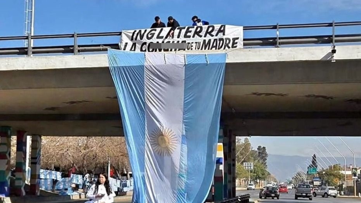 Una bandera sobre Ignacio de la Roza y un pasacalles contra Inglaterra marcaron la previa