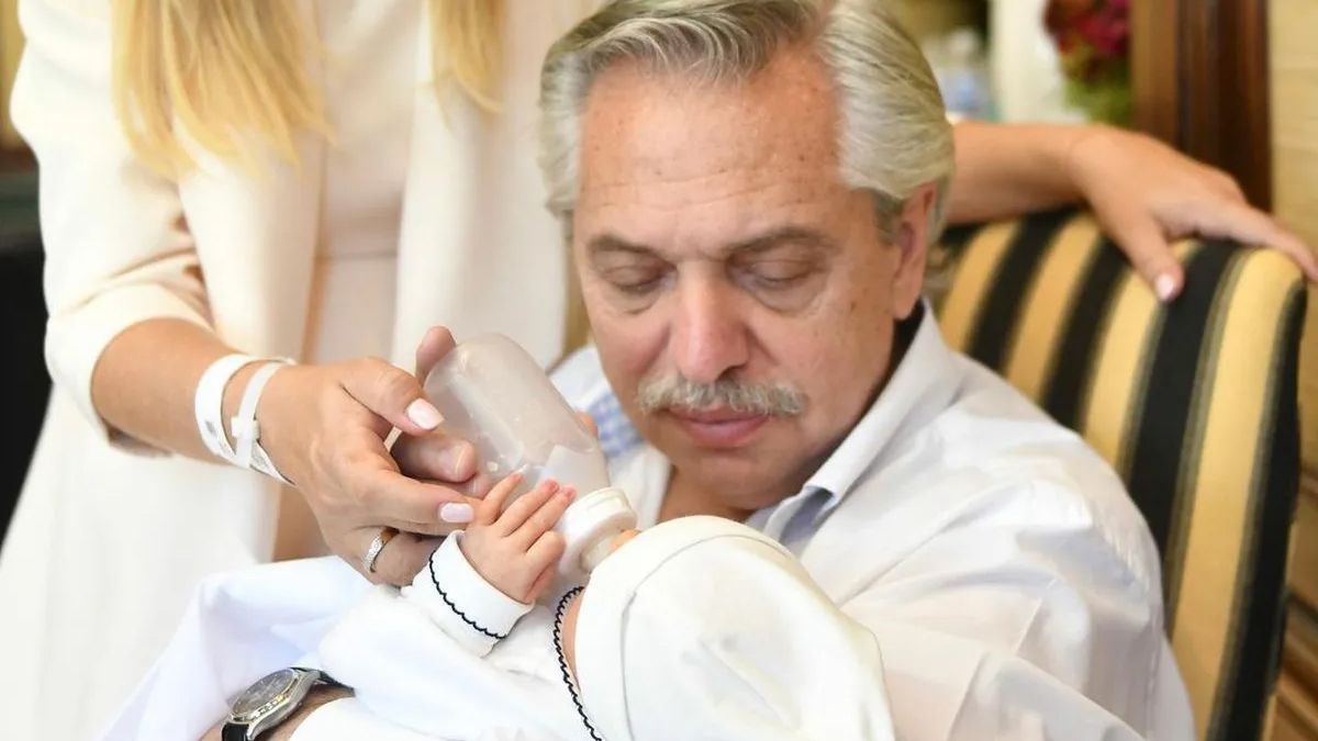 La Unidad Médica Presidencial explicó la compra de mamaderas para el hijo de Alberto