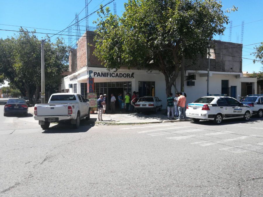 Impresionante accidente en una esquina de Concepción: una camioneta y un auto terminaron contra una panadería