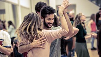 la ciencia determino por que algunas canciones nos incitan a bailar