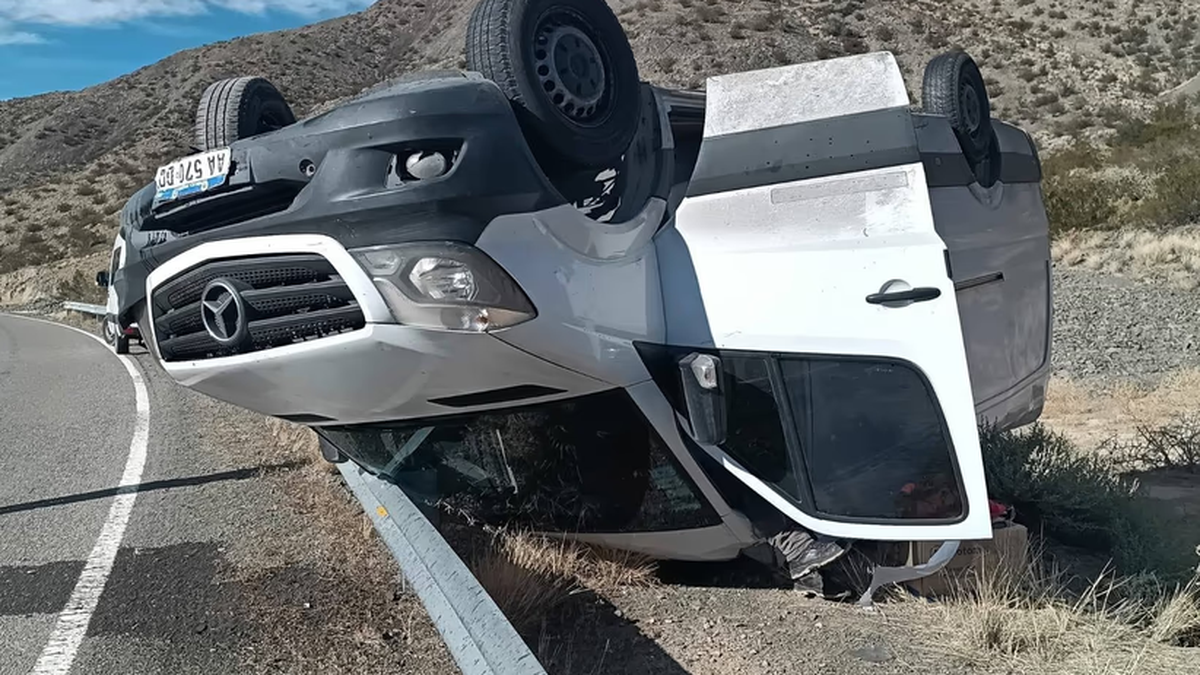Vuelco de una combi en la Quebrada de las Burras: el chofer fue hospitalizado