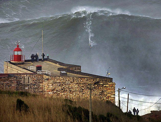 Un surfista hawaiano logró un récord mundial al montar una ola de 30 metros de altura