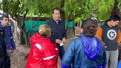 El ministro Fabián Aballay junto a damnificados por las lluvias.