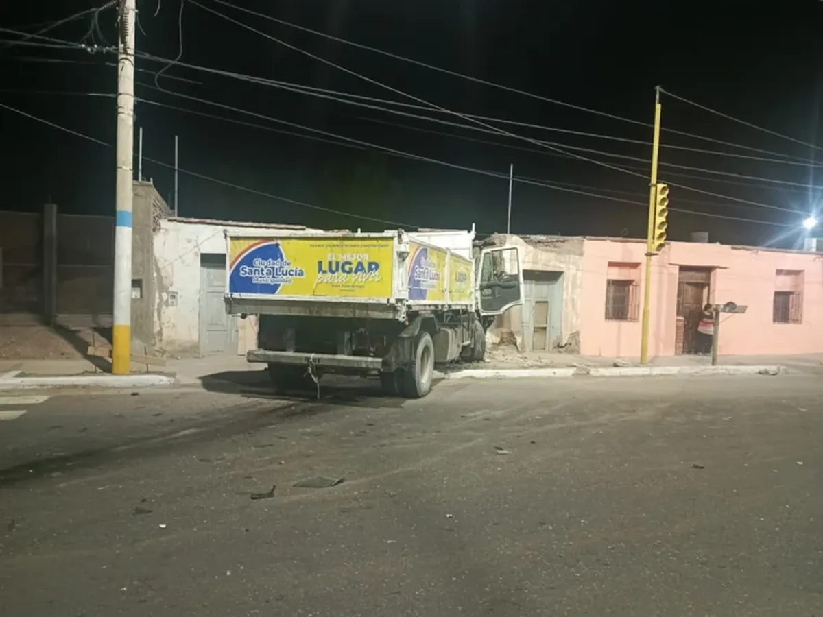 Impactante choque en Rawson: un camión municipal se incrustó en una vivienda Impactante choque en Rawson: un camión municipal se incrustó en una vivienda