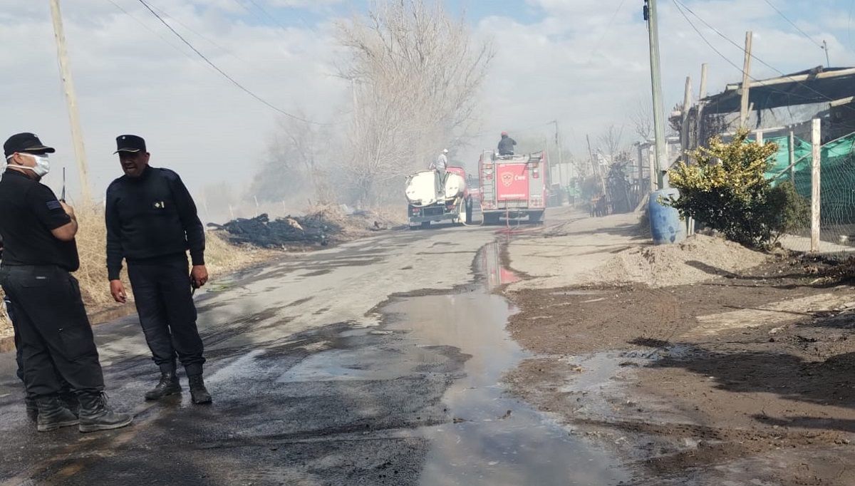 Incendio forestal dañó viviendas en Pocito: dos mujeres hospitalizadas
