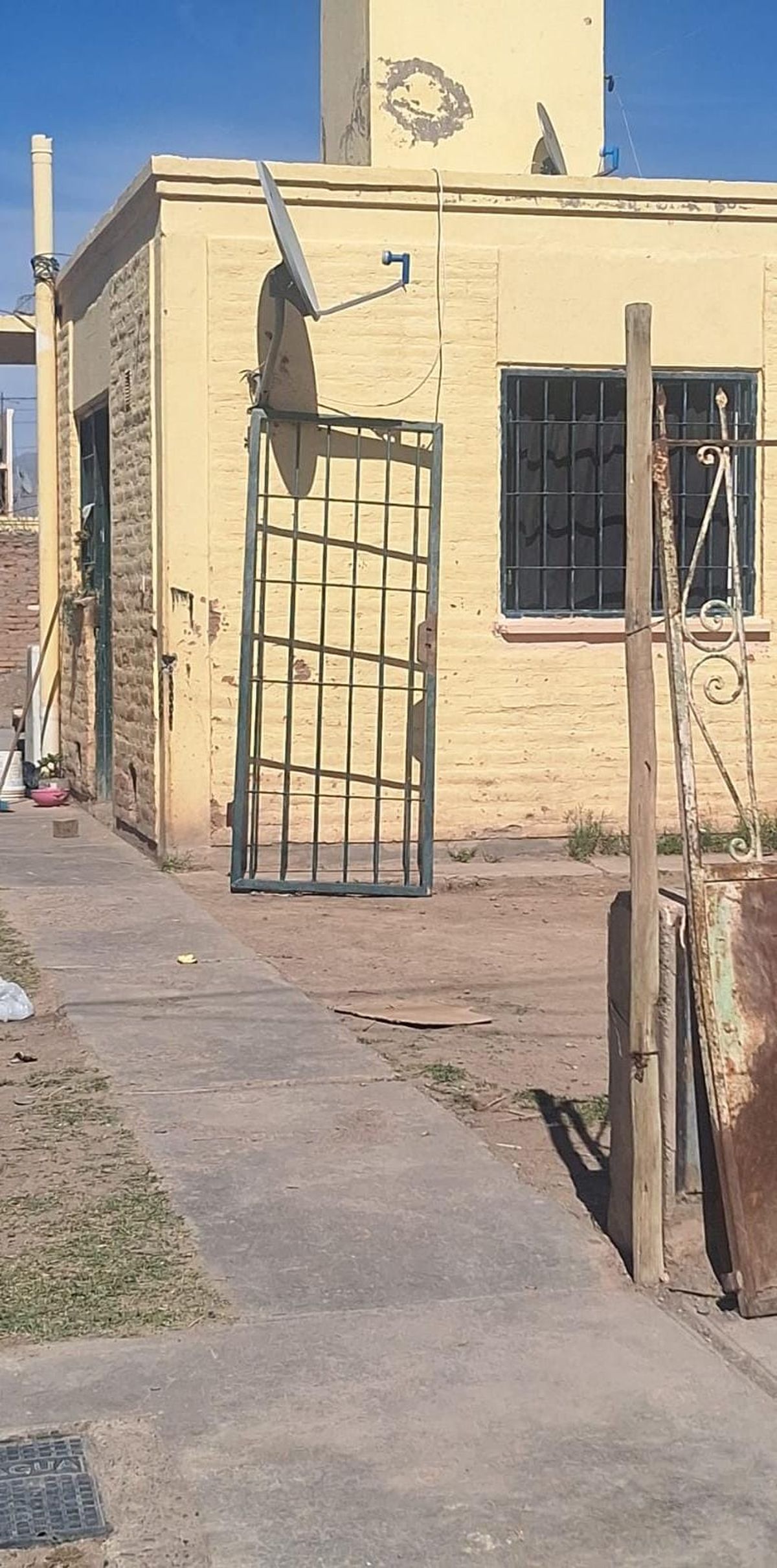 Detuvieron a un hombre por robar la reja de una puerta