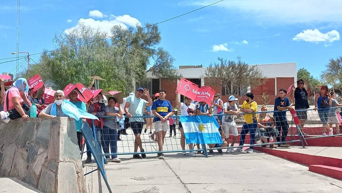 Promesantes esperan la llegada de la Copa del Mundo a la Difunta Correa