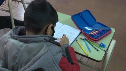 Una hora más de clases: definirán cuáles escuelas comenzarán
