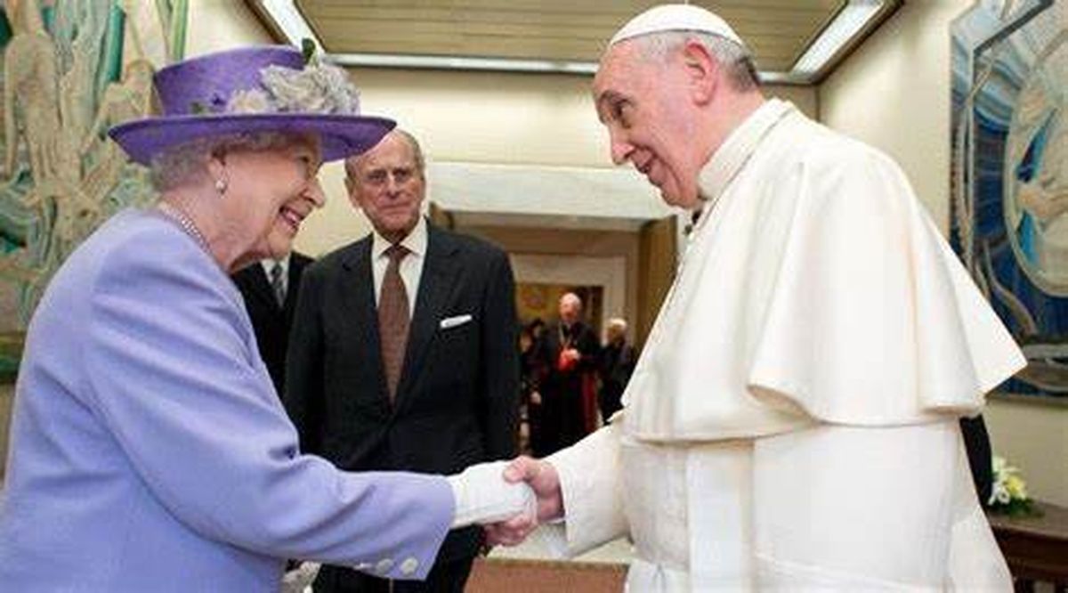 Francisco saludó a la Reina Isabel II por su Jubileo de Platino