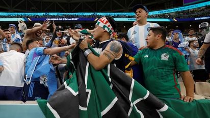 Hinchas argentinos quisieron colarse y se enfrentaron con la policía