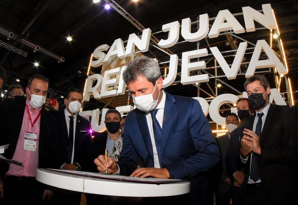 San Juan firmó convenios con Jujuy y la municipalidad de Trelew