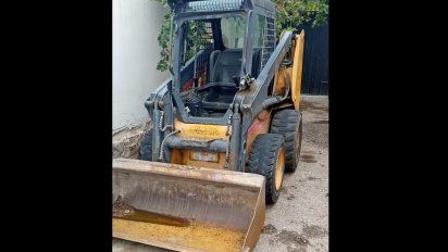 Robaron una máquina cargadora y la abandonaron entre la maleza