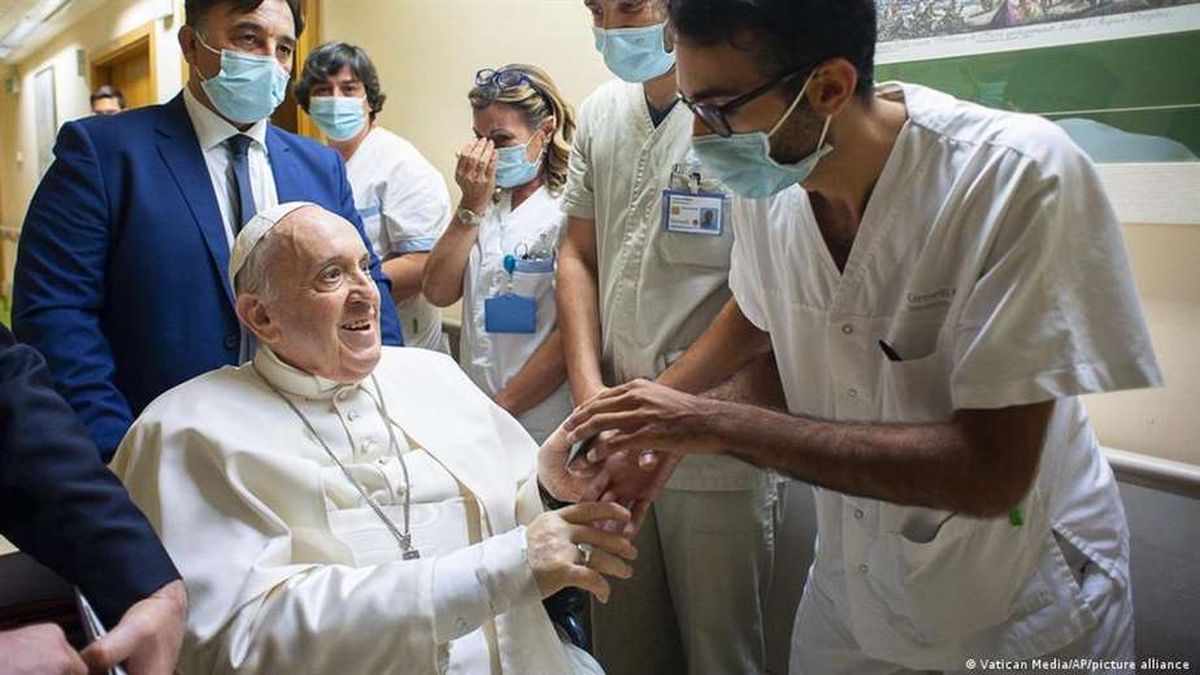 El Papa nombró asistente personal al enfermero que le salvó la vida