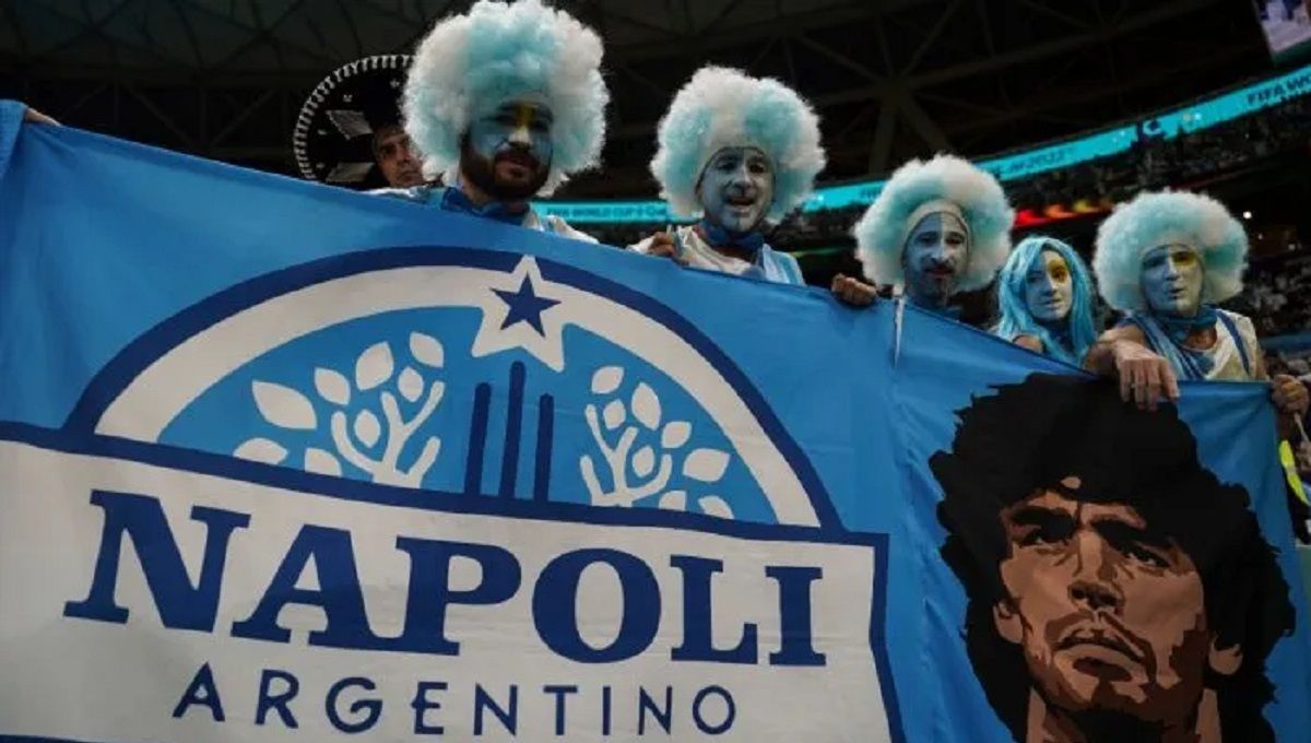 Hinchas argentinos ovacionaron a Maradona en el partido con México