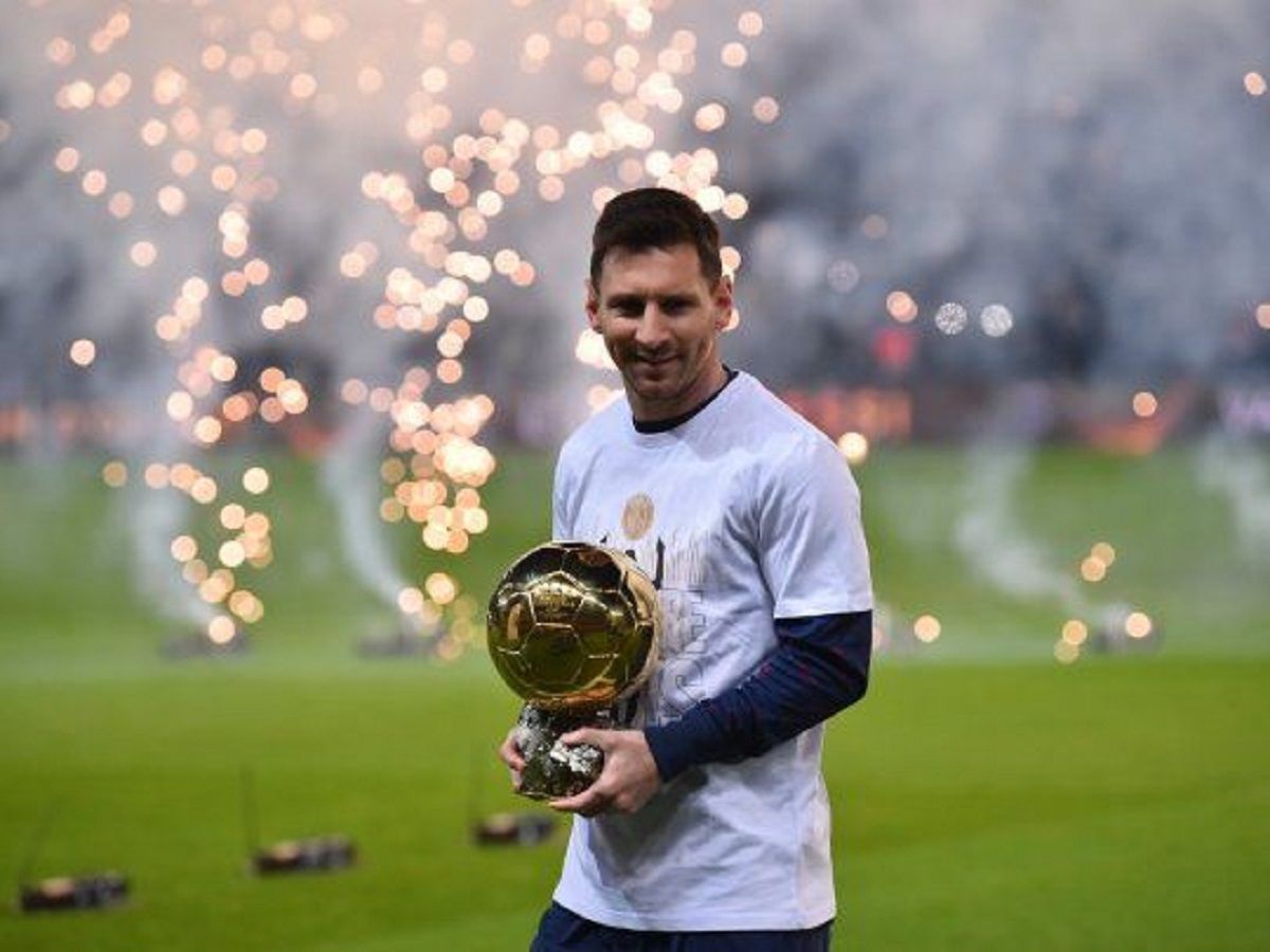Lionel Messi festejó su séptimo Balón de Oro con los hinchas del PSG.