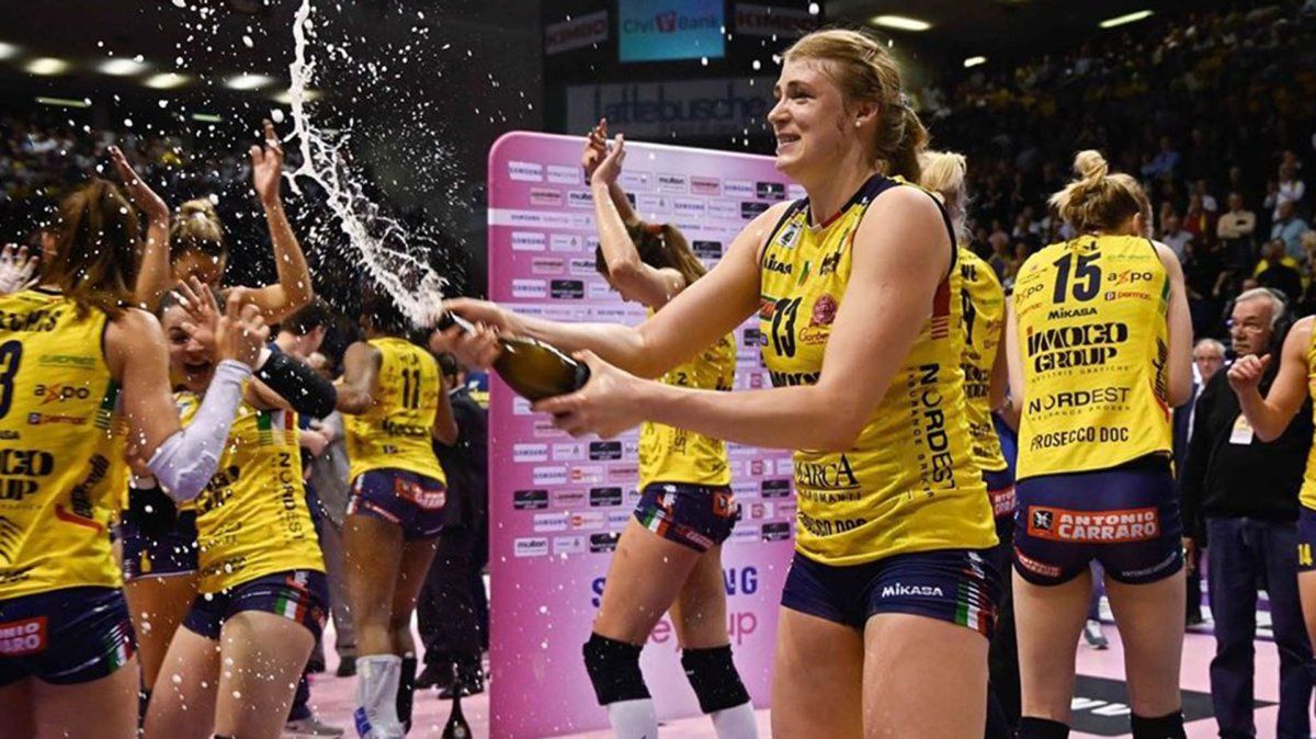 Festejo hot: fueron campeonas y se fotografiaron desnudas con la copa