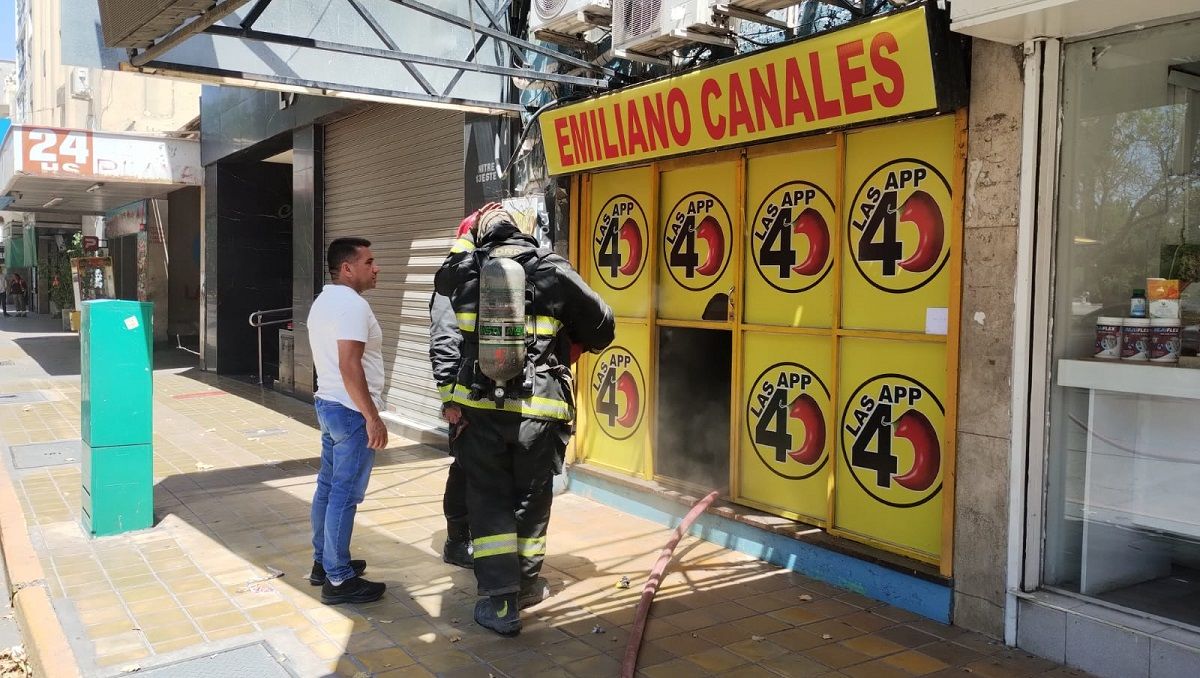 Susto frente a Plaza 25 de Mayo por un incendio en una radio (Fotos: sanjuan8)