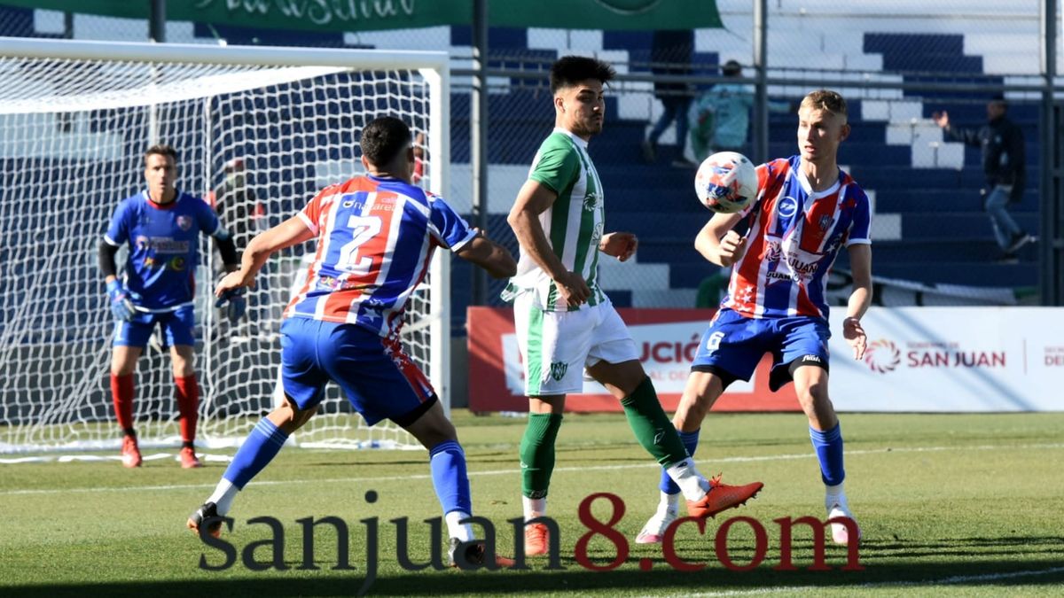 Desamparados y Peñarol igualaron 0 a 0 en el Bicentenario. Fotos: Adrián Carrizo. 