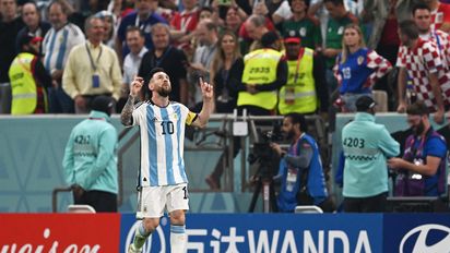 Messi festeja su gol de penal ante Croacia. Foto: Télam.