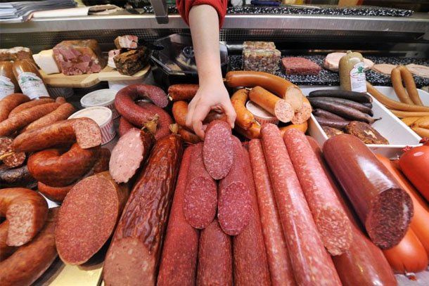 Comer mucha carne procesada sube el riesgo de morir más joven