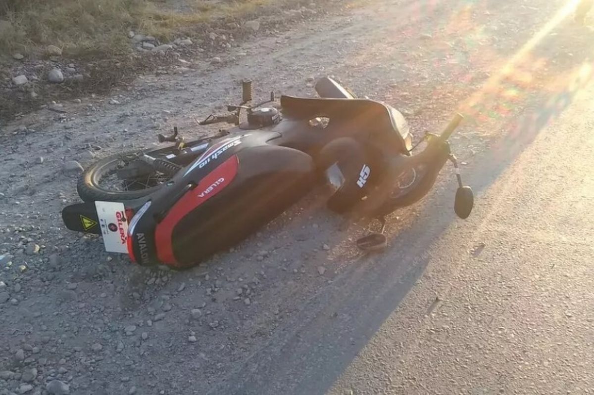 Perdió el control de su moto y murió tras caer al costado de la ruta