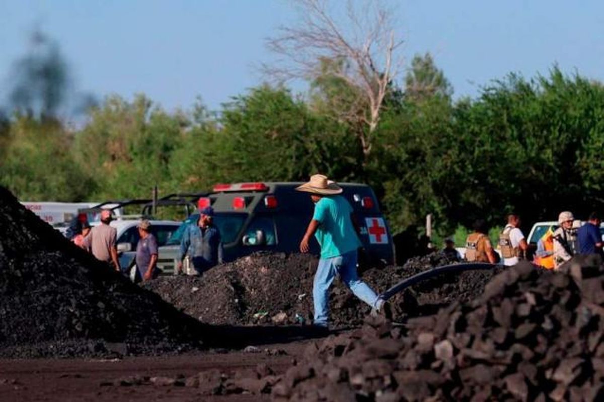 Diez mineros quedaron atrapados en una mina en México